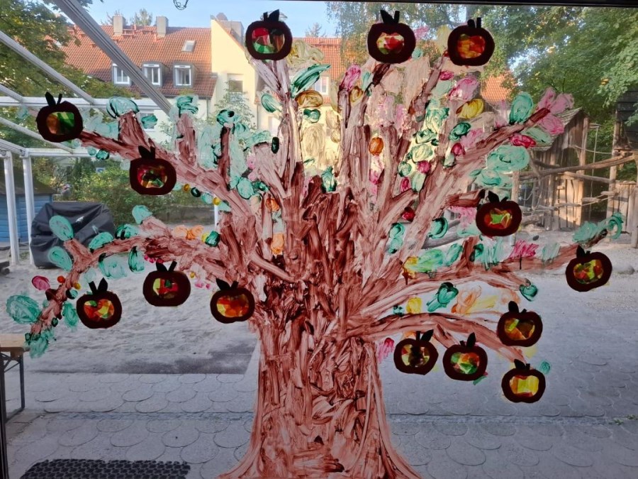Baum mit Äpfeln