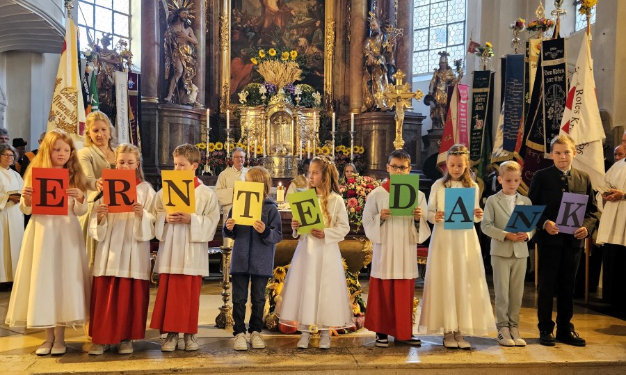 Kinder im Altarraum