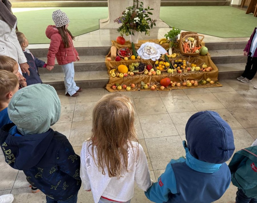 Kinder stehen vor Altar