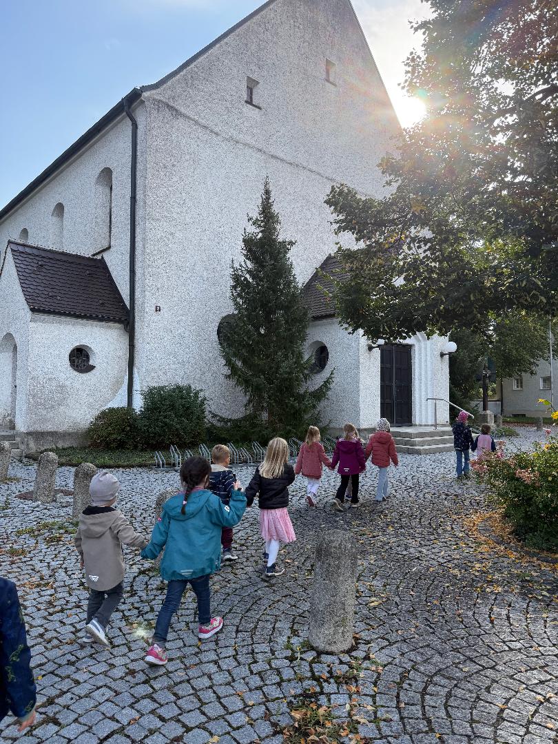 Kinder gehen zur Kirche