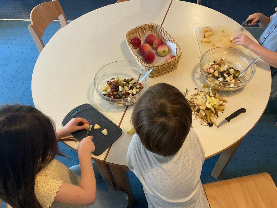 Kinder schneiden Obst