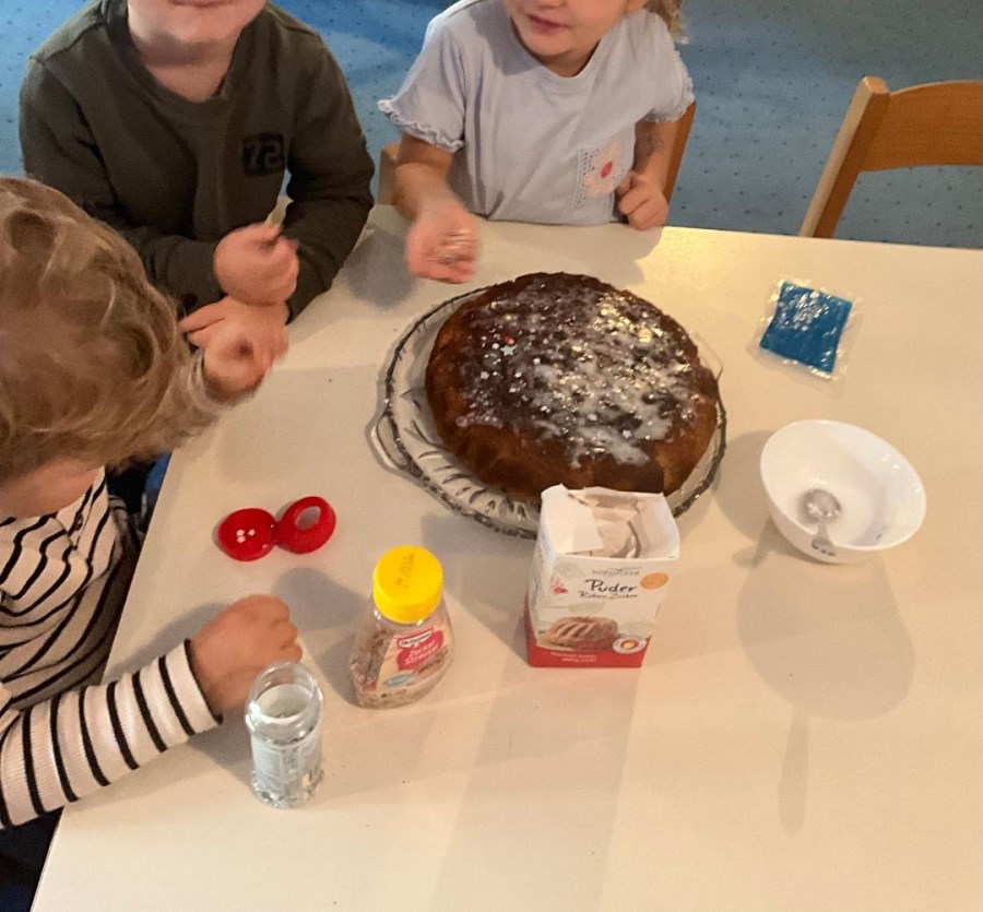 Kinder dekorieren Apfelkuchen
