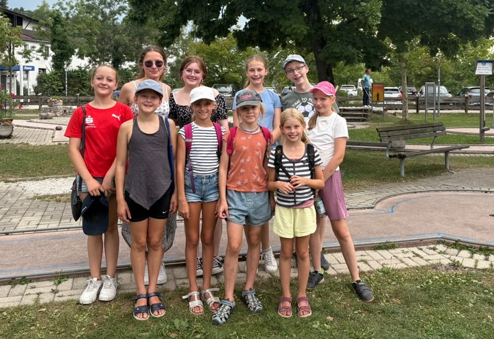 Minis beim Minigolf