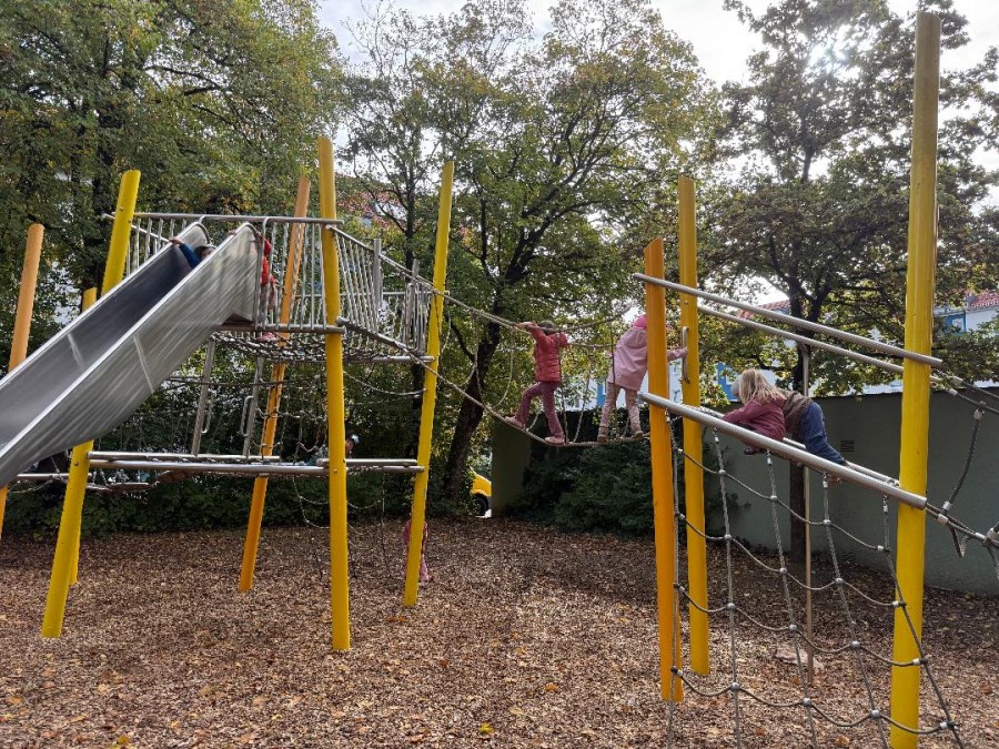 Kinder klettern Spielplatz