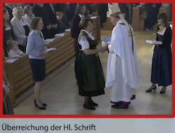 ueberreichung der  heiligen Schrift-250